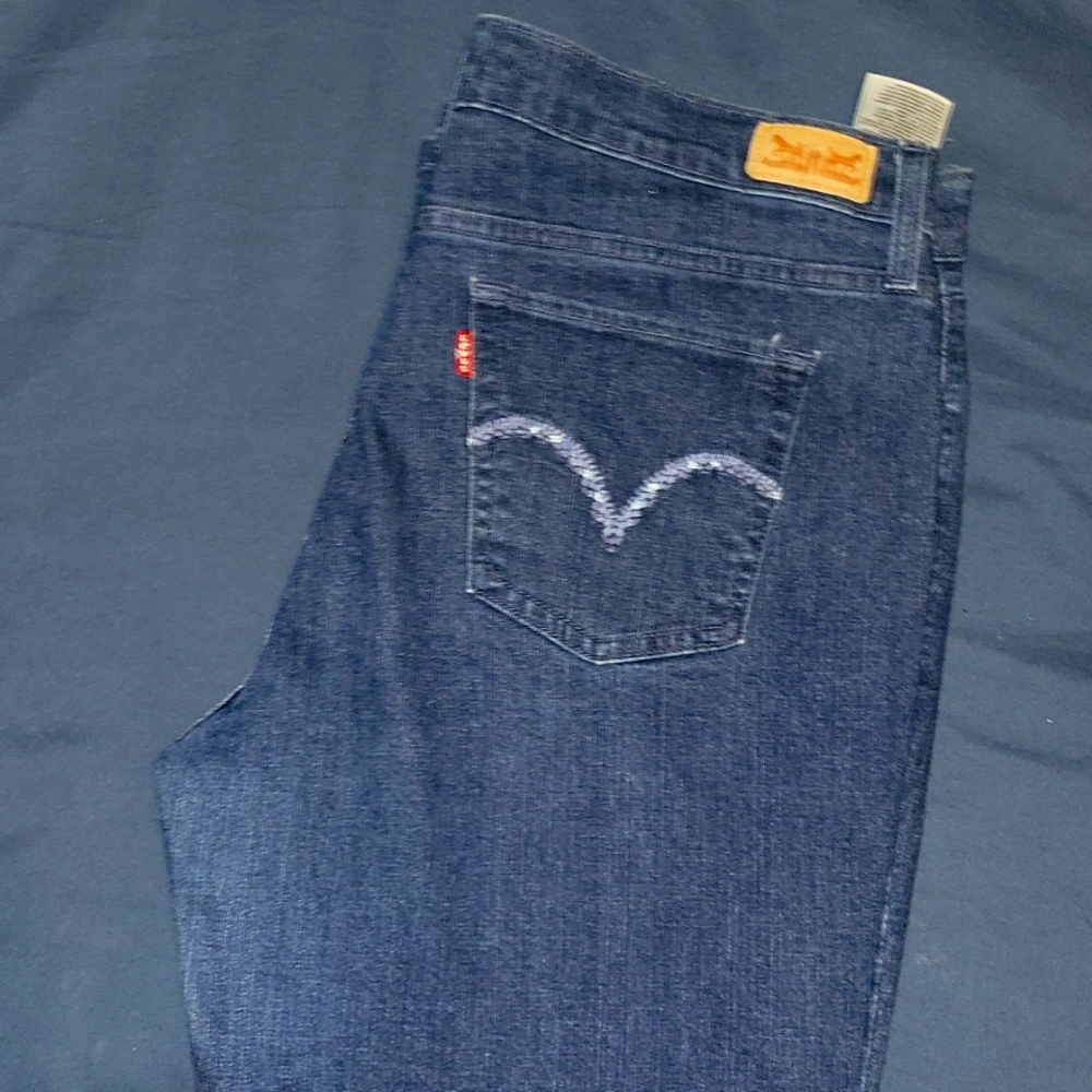 Size 33 woman's Levi's straight leg